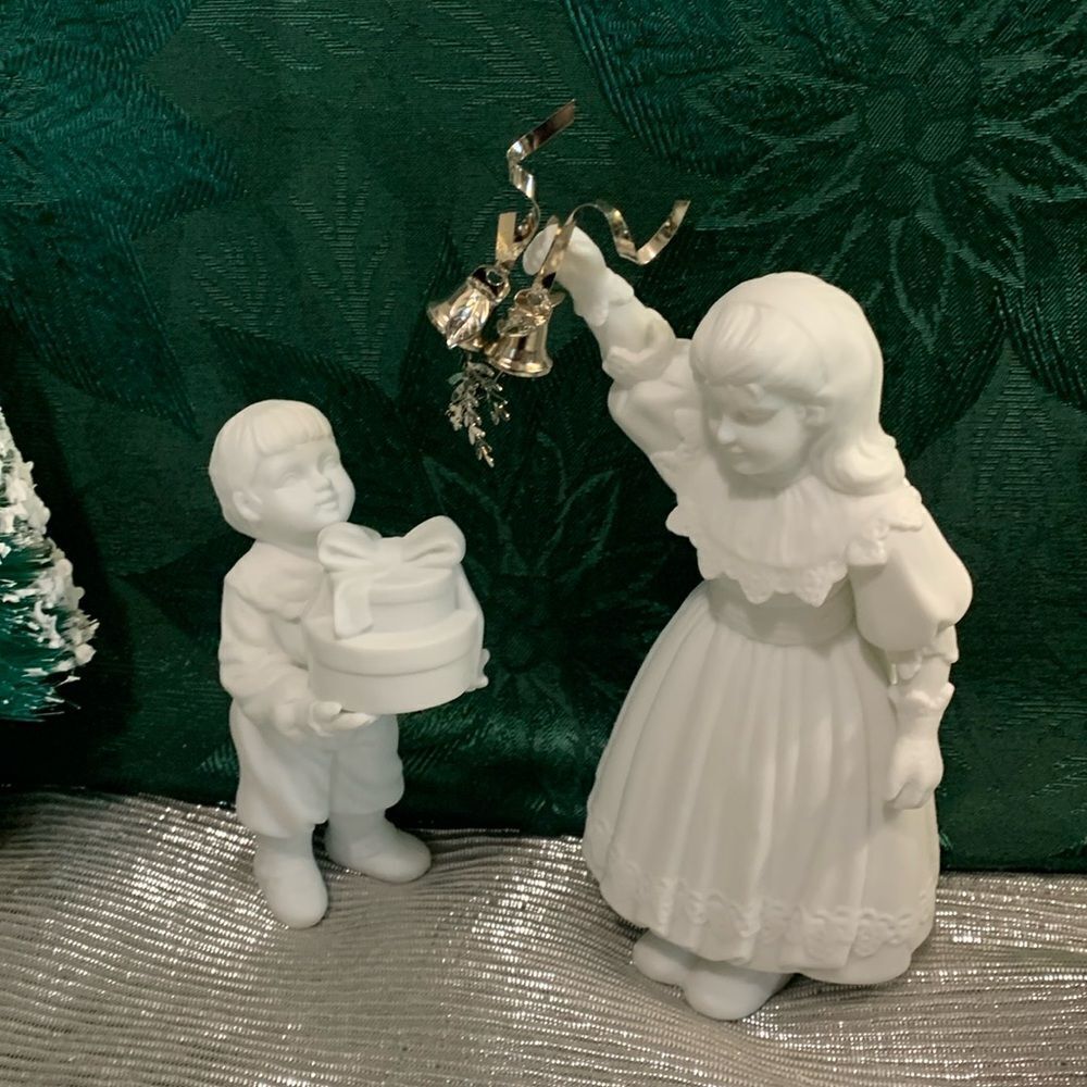 Department 56 Winter Silhouette White
Porcelain A Christmas Kiss Set